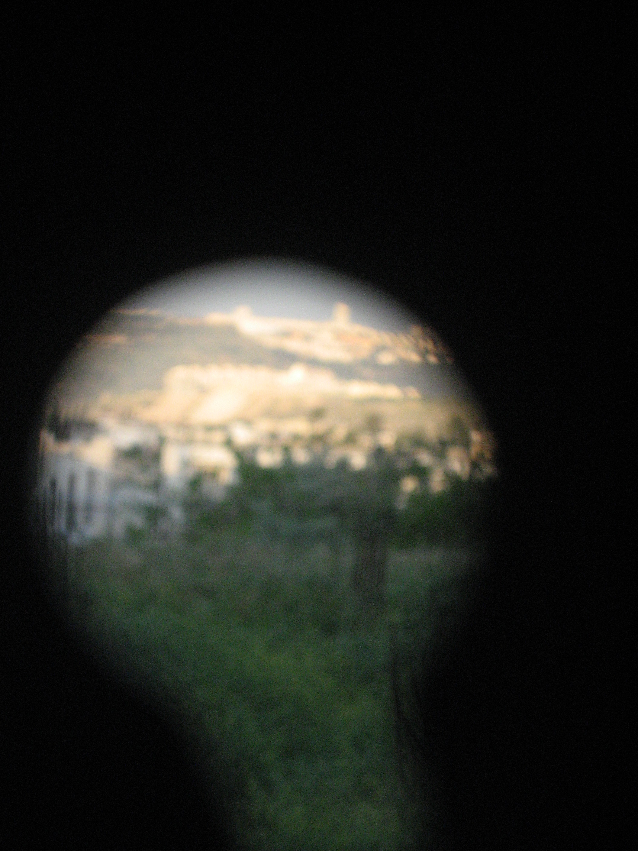 Par la serrure de chez Bassel, on voit briller les colonies blanches comme des linceuls. "Je suis un paysan sans terre." {JPEG}
